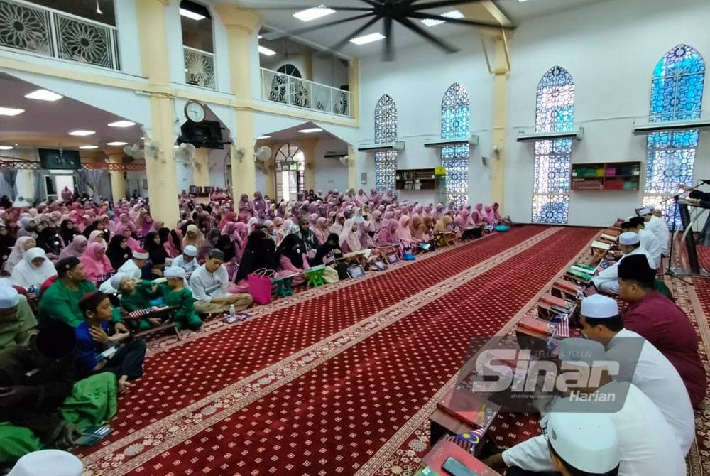 Wan Salim ketika menyampaikan ucapan perasmian sempena Program Malaysia #QuranHour 2023 peringkat Pulau Pinang yang diadakan di Masjid Semilang Seberang Jaya.