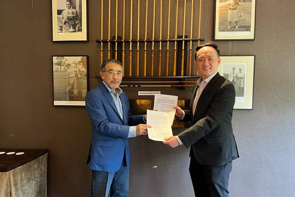 MoU membangunkan Hub Komersial Tunjong disempurnakan oleh Ahmad Zakie Ahmad (kiri) dan Kian Boon.