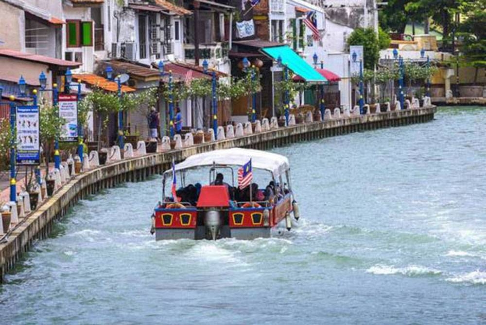 Sungai Melaka yang dahulunya sangat kotor dan busuk kini telah berubah menjadi tempat riadah dan tarikan pelancong.