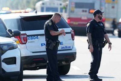 Anggota polis meningkatkan kawalan keselamatan di kawasan kejadian tembakan yang menyebabkan tiga orang terbunuh di Jacksonville, Florida, Amerika Syarikat pada Sabtu. - Foto AP