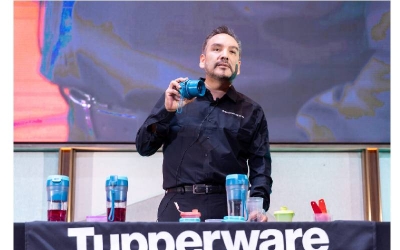 Fernandez menunjukkan produk Tupperware edisi khas sempena program ‘Jelajah Dunia Tupperware 2023’.