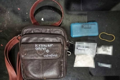 Antara barang rampasan yang ditemui pada suspek. - Foto PDRM