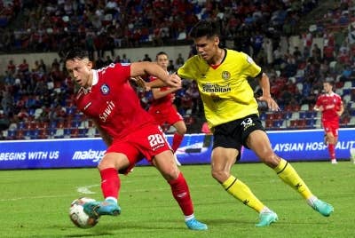 Pemain Sabah, Darren Lok (kiri) berusaha melepasi kawalan pemain Negeri Sembilan, Zainal Abidin Jamil dalam saingan Liga Super di Stadium Likas pada Sabtu.- Foto Bernama