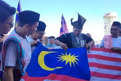 Razli mengecat bintang pada bendera sebagai simbolik bendera sepanjang 201. 2 meter siap sepenuhnya.