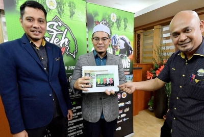 Hishamuddin (tengah) bersama Ahmad Shahrizal (kiri) dan Ahmad Sabri (kanan) menunjukkan antara jersi yang menerapkan elemen songket sempena kejohanan Tour Gateh D'Tranung 2023 pada 3 hingga 8 September depan.