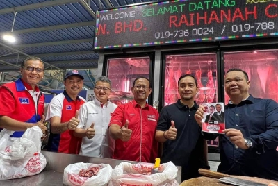 Suhaizan (tiga dari kanan) bersama Onn Hafiz (dua dari kanan) ketika berkempen pada sebelah pagi.