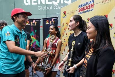 Presiden Persatuan Skuasy Negeri Sembilan (PSNS) Tunku Zain Al-'Abidin, Tuanku Muhriz (kiri) beramah mesra bersama pemain Skuasy Aira Azman (dua dari kanan) dan Hannah (kiri) pada majlis pelancaran Pusat Skuasy dan Pertandingan Akhir Tuanku Muhriz Trophy pada Ahad. - Foto: Bernama