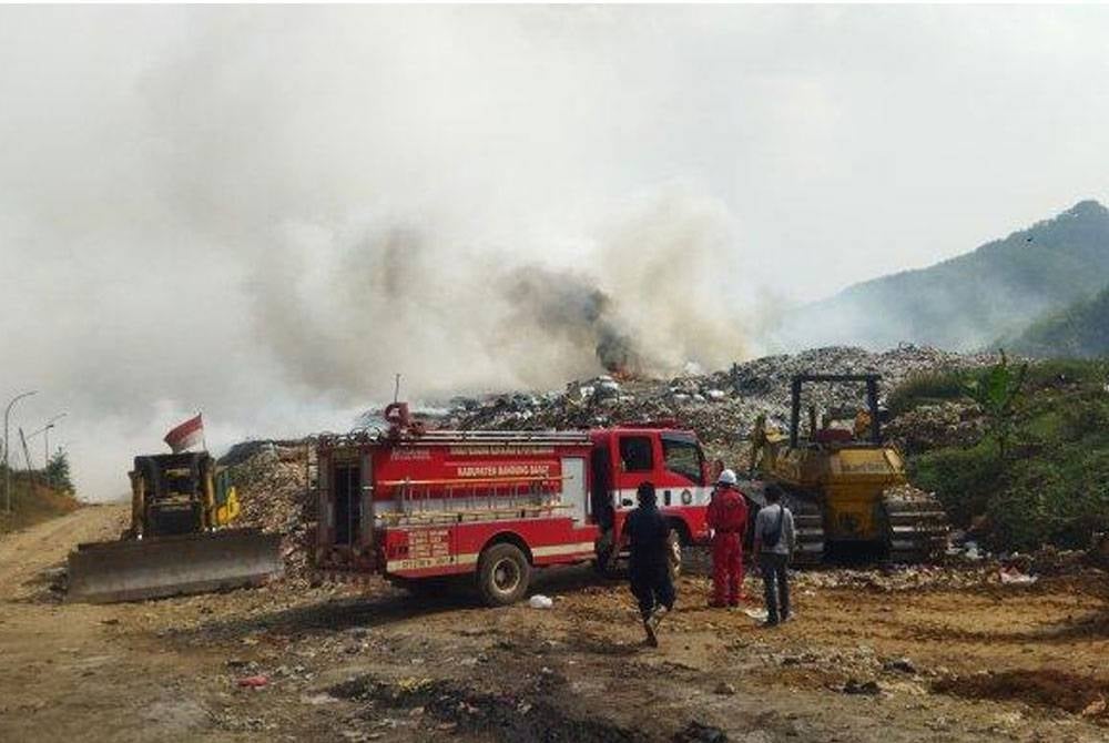 Pasukan bomba dilaporkan kekurangan jentera dan terpaksa meminta bantuan aset daripada agensi berkaitan.