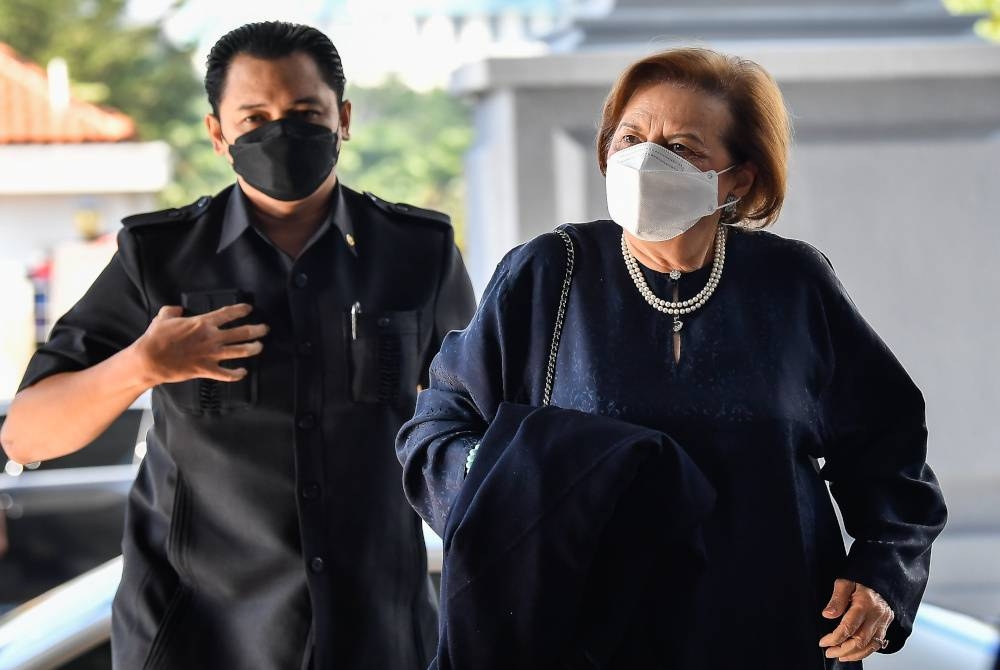 Zeti (tengah) hadir bagi memberi keterangan dalam perbicaraan kes 1Malaysia Development Bhd (1MDB) melibatkan bekas Perdana Menteri Datuk Seri Najib Tun Razak di Mahkamah Tinggi hari ini.
Foto Bernama