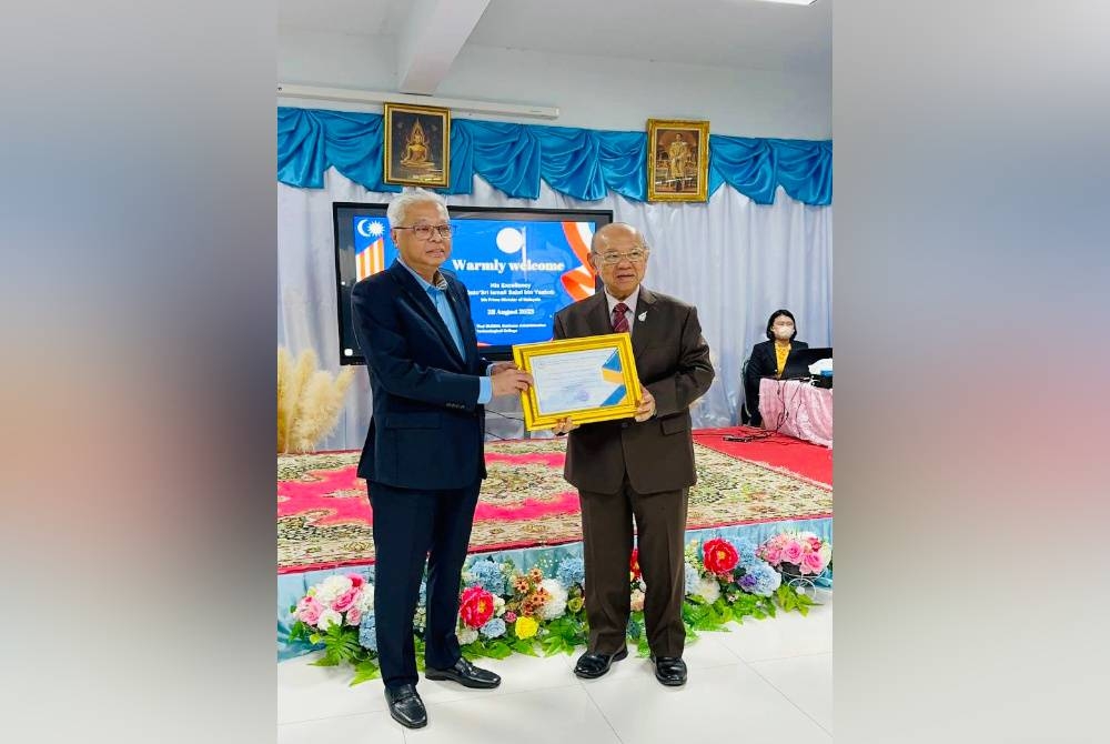 Ismail Sabri menerima cenderamata daripada Thai Global Business Administration Technological College Bangkok, Thailand selepas selesai menyampaikan ucapatama.
