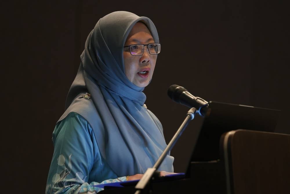 Zaliha ketika berucap pada Majlis Perasmian '1st Malaysian Addiction and Forensic Psychiatry Symposium' di Bukit Damansara hari ini. - Foto Bernama