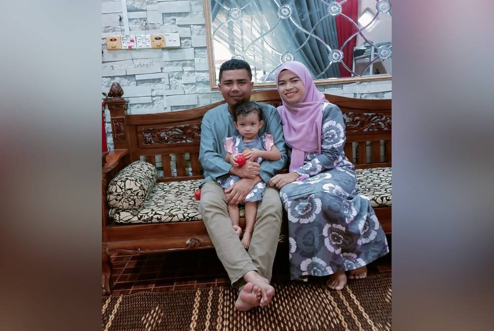 Noor Azlinda bersama suami dan anaknya.