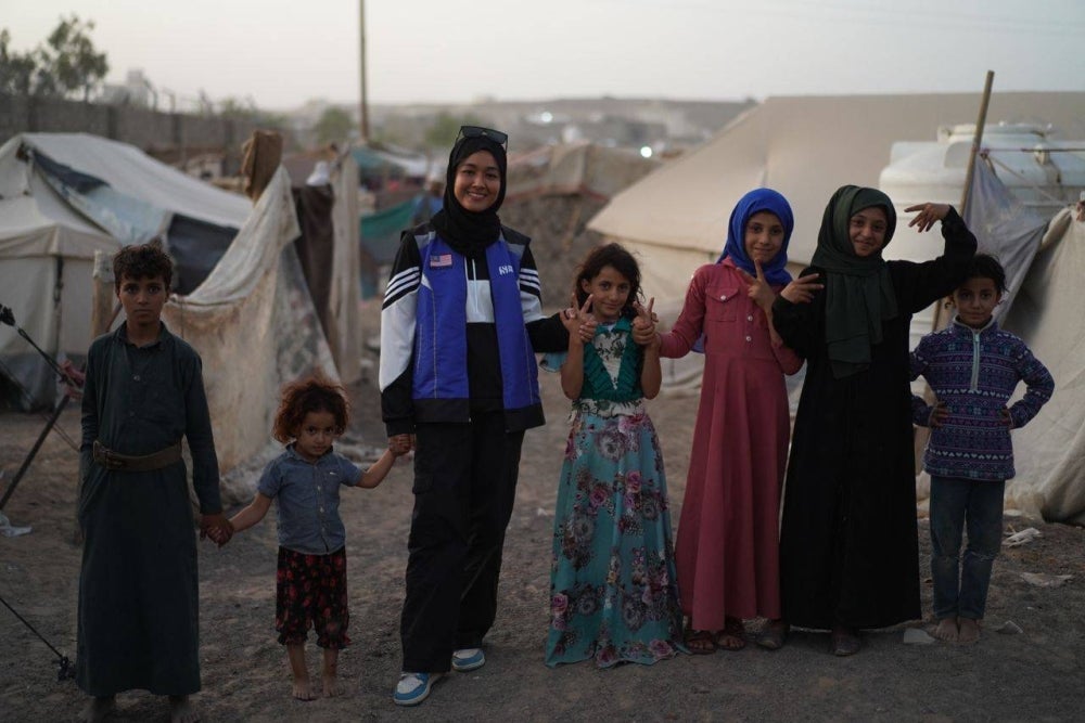 Norfarahin (dua dari kiri) bersama anak-anak di Yemen