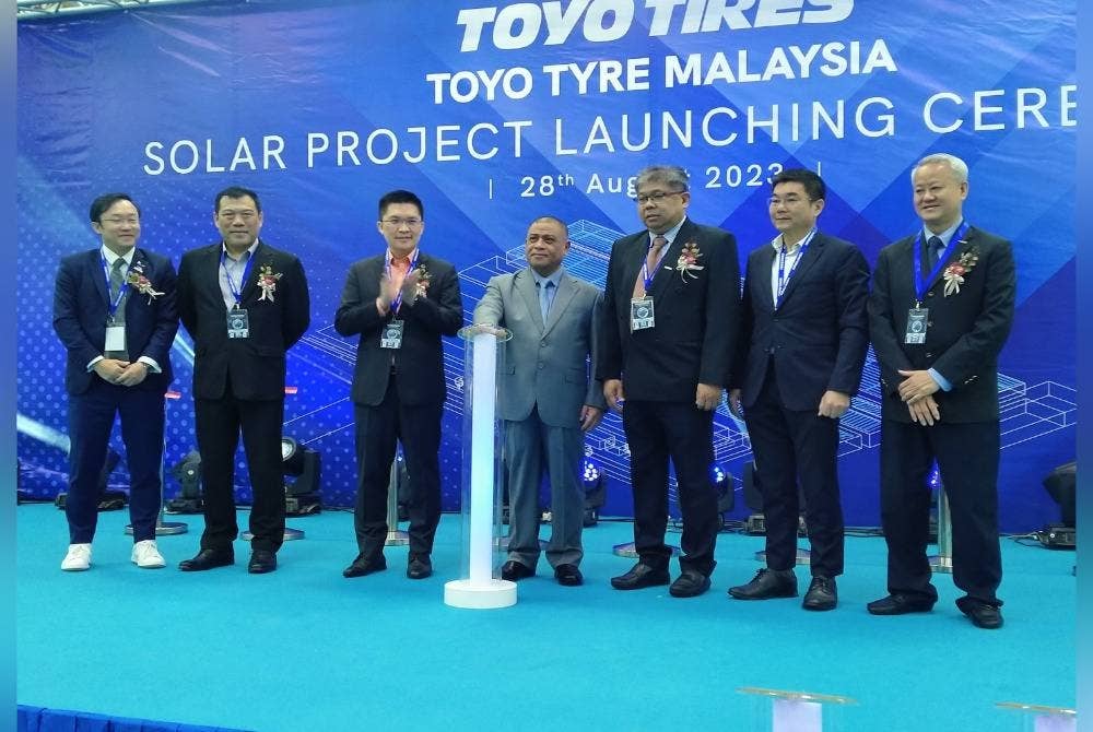 Saarani (tengah) ketika menyempurnakan gimik perasmian Projek Solar Toyo Tyre Malaysia Sdn Bhd di Kawasan Perindustrian Kamunting Raya, Kamunting di sini pada Isnin.