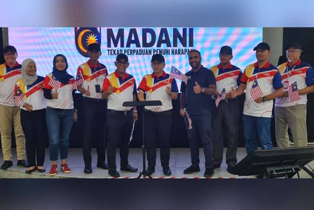 Foong Hinn (enam dari kiri) bersama Tengku Ahmad Badli (lima dari kiri) melancarkan inisiatif dan program bertemakan kemerdekaan Agrobank.
