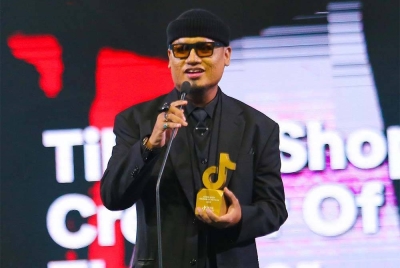 Anas Zahrin yang memenangi Anugerah Tiktok Malaysia 2023 bagi kategori Tiktok Shop Creator of The Year di Pusat Pameran dan Perdagangan Antarabangsa Malaysia (MITEC), Kuala Lumpur pada Ahad. FOTO: Instagram @TV3Malaysia.