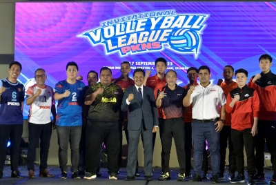 Saharom (tengah) bersama wakil pasukan Liga Bola Tampar Jemputan PKNS semasa pelancaran dan sesi undian di Ibu Pejabat PKNS Seksyen 14, Shah Alam pada Isnin.