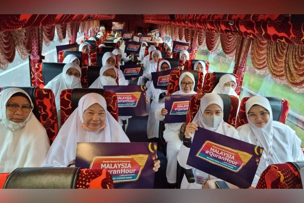 Sebahagian peserta Malaysia #QuranHour menuju ke lokasi menaiki bas yang disediakan.