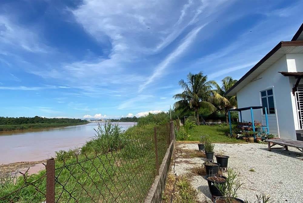 Kedudukan rumah Wan Izuddin terlalu hampir dengan tebing Sungai Kelantan berdepan bahaya hakisan tebing.