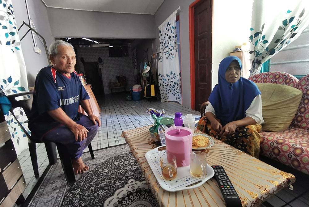 Zaid bersama isterinya menceritakan kejadian rumah mereka cuba dimasuki pencuri ketika ditemui Sinar Harian di Kampung Nibong, Kuala Berang di Hulu Terengganu.