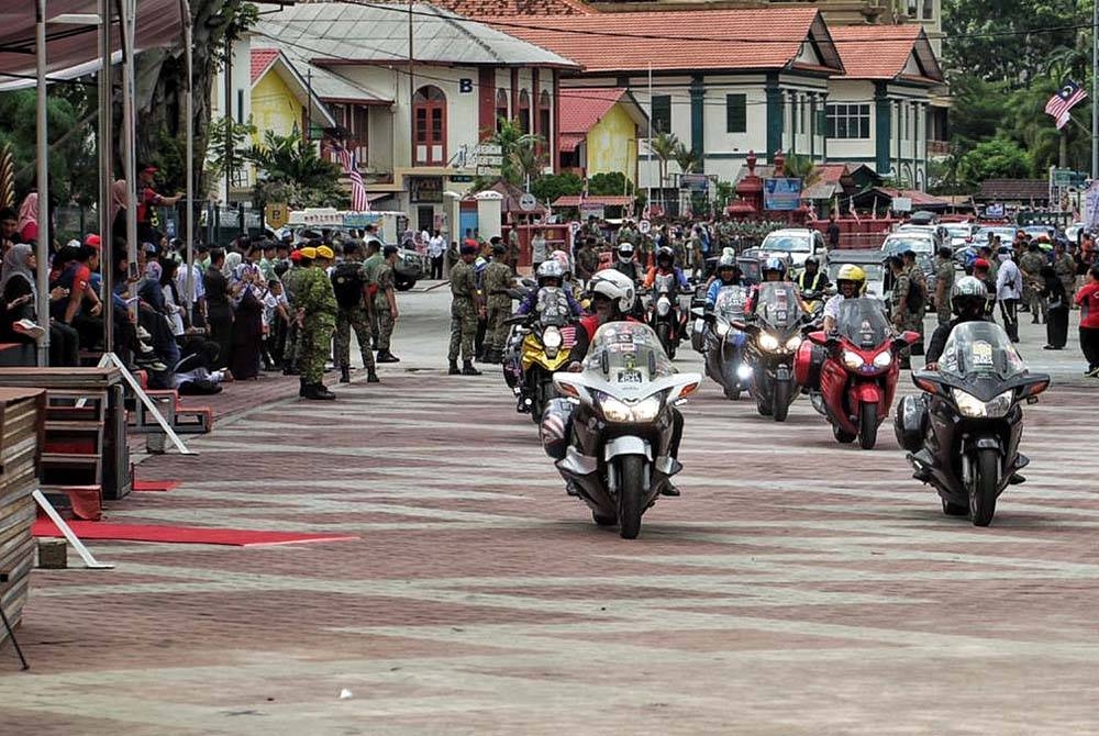 Kumpulan motosikal berkuasa tinggi turut menyertai sesi raptai penuh acara perbarisan sempena
Hari Kebangsaan di Melaka.