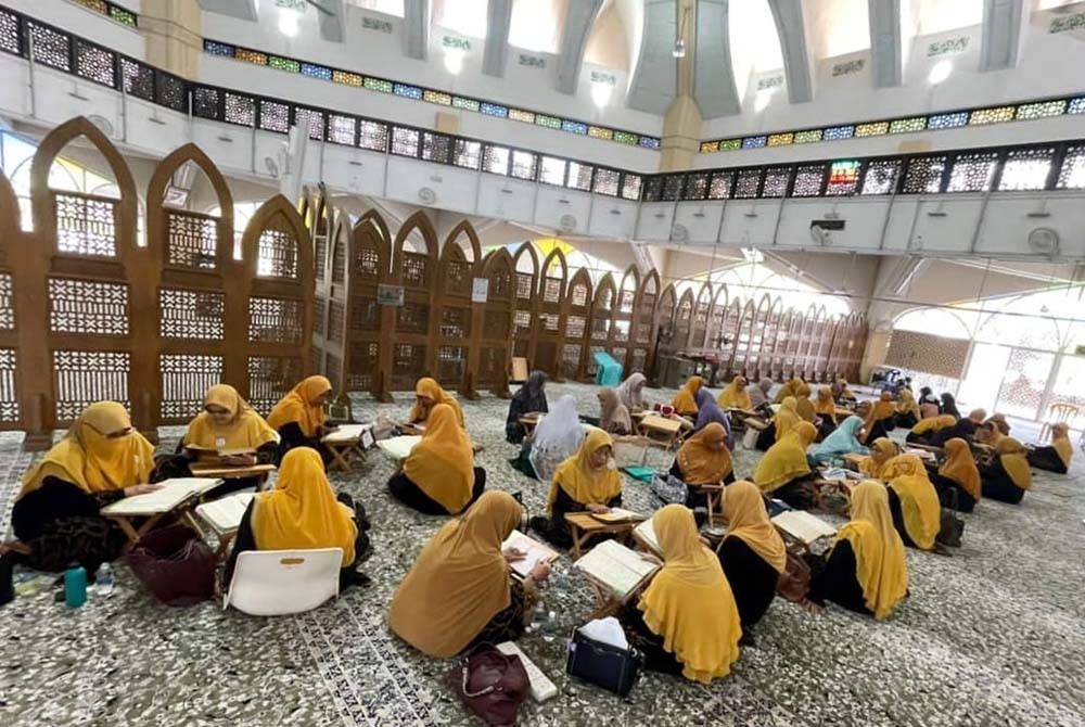 Peserta yang menyertai Festival Quran (Quran Fest) dan Malaysia #QuranHour Terengganu di
Masjid Universiti Sultan Zainal Abidin (UniSZA