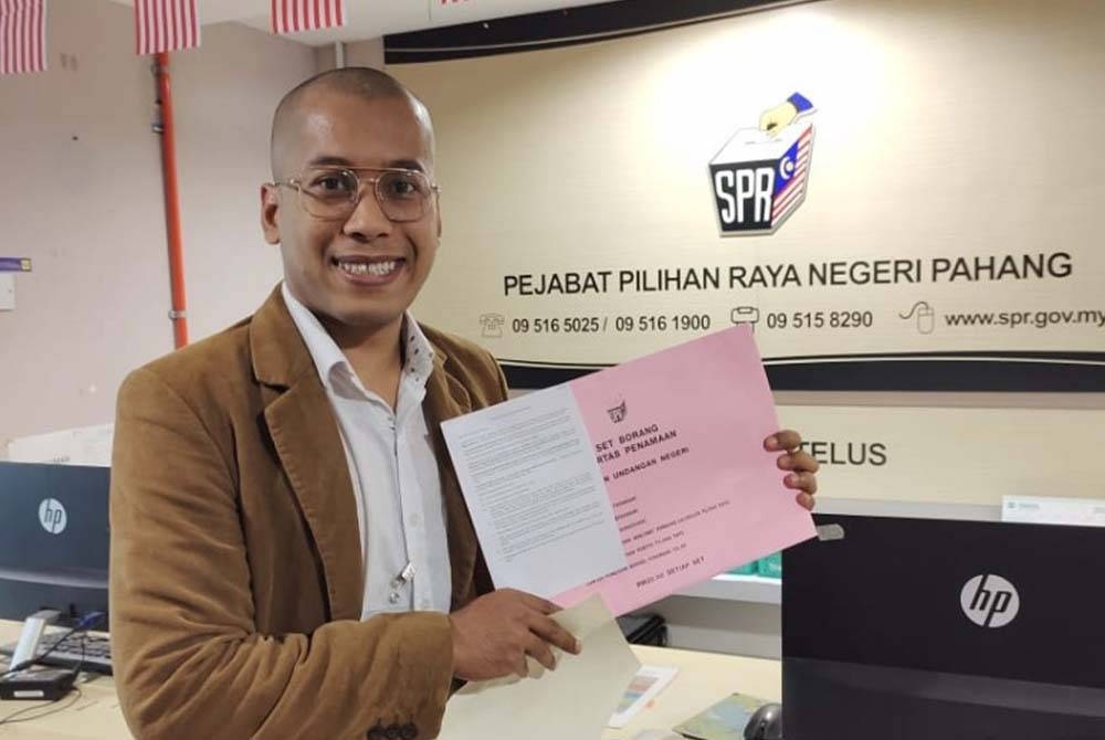 Haslihelmy menunjukkan borang pencalonan yang dibelinya di pejabat SPR Pahang selepas membuat keputusan untuk bertanding sebagai calon bebas di kerusi DUN Pelangai.