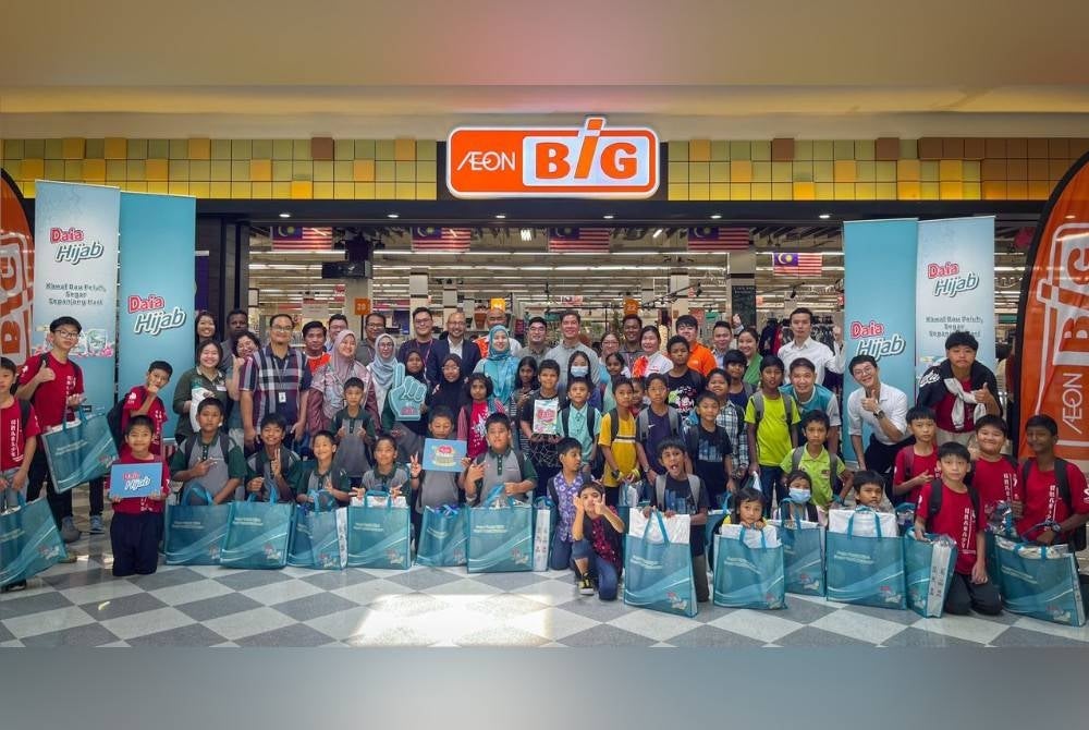 Sheikh Farouk (tengah, kiri) dan Lisa Surihani (tengah) menyampaikan RM 20,000 kepada tiga rumah anak yatim yang bekerjasama dengan Daia.