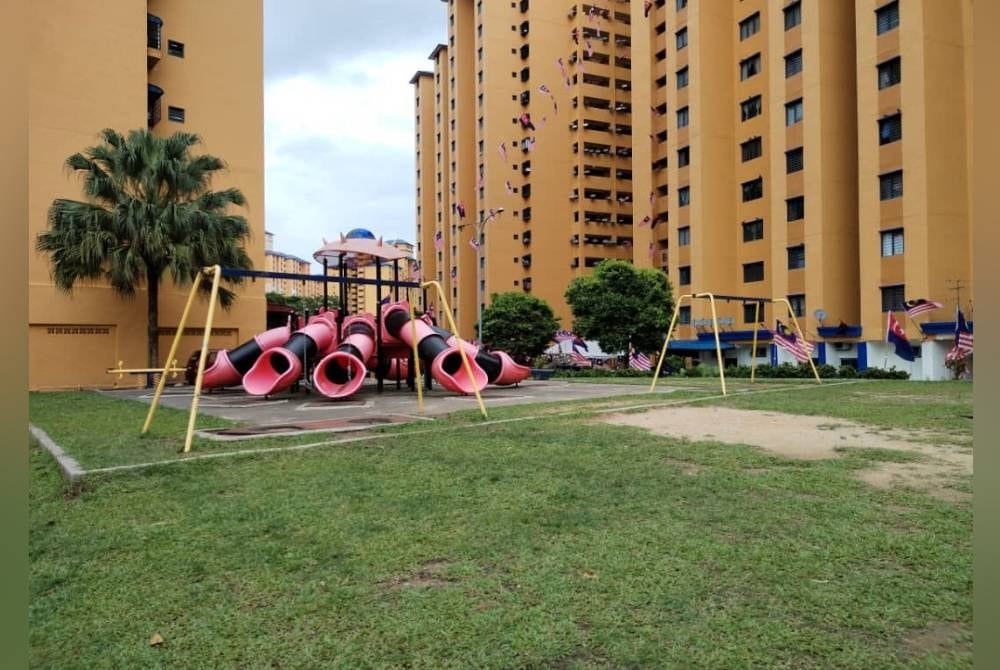 Kawasan lapang berhampiran kawasan permainan kanak-kanak ini dikatakan sesuai dijadikan kawasan beriadah.