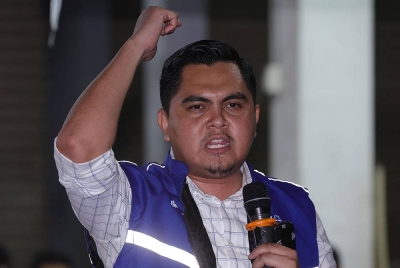 Akmal berucap pada Sembang Santai Bersama Ketua Pemuda UMNO di Medan Selera Taman Cempaka. - Foto Bernama