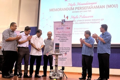 Mohamed Khaled (tiga dari kiri) pada gimik perasmian selepas majlis menandatangani MoU antara KPT dan TDA di UTHM kampus cawangan Pagoh hari ini. - Foto Bernama
