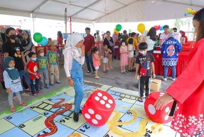 Beberapa peserta bermain permainan yang disediakan di Yakult Fiesta 2023.