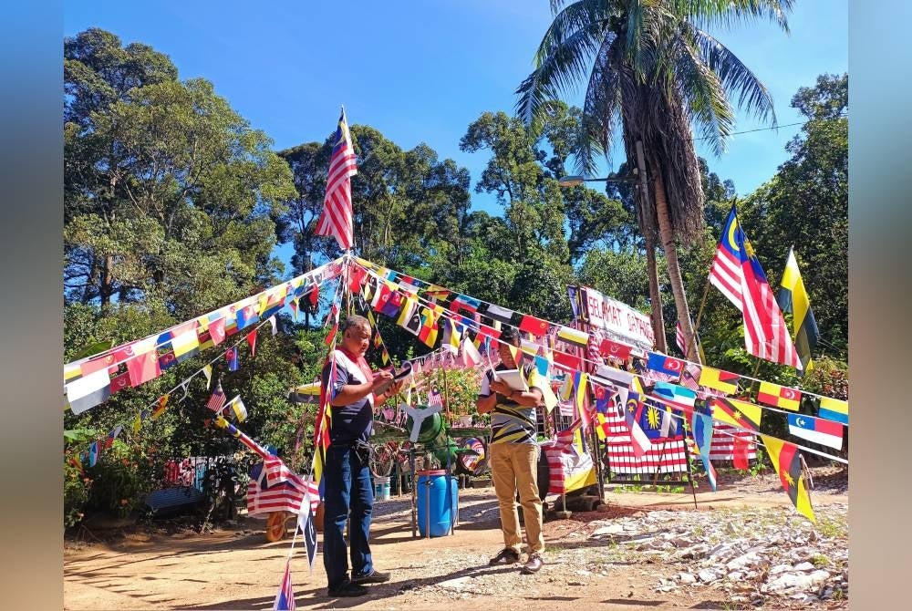 Mahathir (kiri) bersama Mohamad Razali selaku ketua juri sempena program Halaman Rumah Merdeka Kampung Chulek.