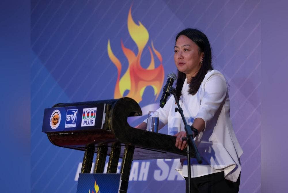 Hannah Yeoh berucap ketika hadir Majlis Anugerah Penulis-penulis Sukan Malaysia (SAM) 100 Plus 2022 di Sunway Resort malam ini. - Foto Bernama
