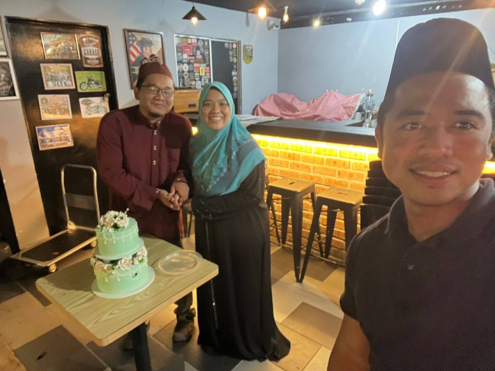 Kek dipotong selepas majlis tahlil selesai.