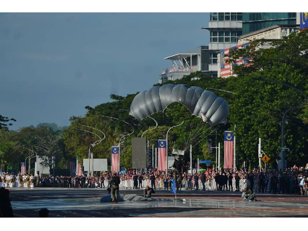 Anggota VAT69, PDRM melakukan aksi penerjunan sambil mengibarkan Jalur Gemilang semasa sesi raptai Sambutan Hari Kebangsaan Ke-66 yang dijadualkan berlangsung di Dataran Putrajaya pada Khamis ini.