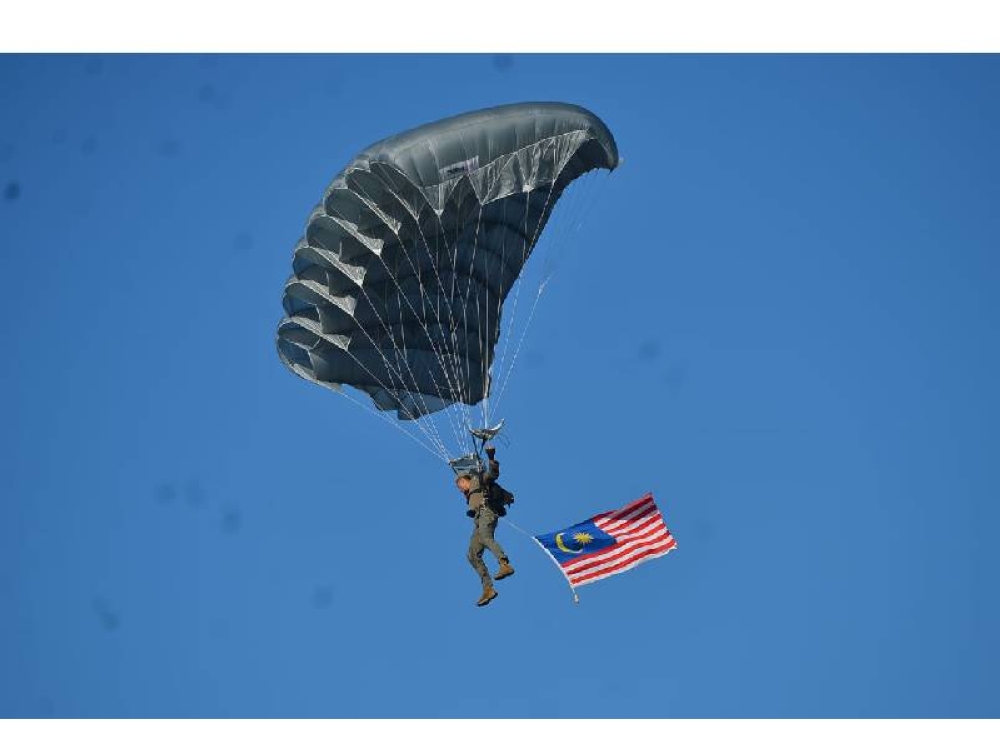 Aksi mendebarkan daripada seorang anggota VAT69, PDRM yang cuba mendarat selepas melakukan penerjunan dari ketinggian 4,000 kaki.