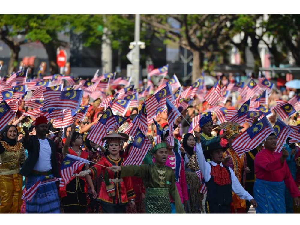 Antara perserta perarakan melakukan raptai mengibarkan Jalur Gemilang sempena sambutan Hari Kebangsaan Ke-66 yang berlangsung di Dataran Putrajaya pada Khamis ini.