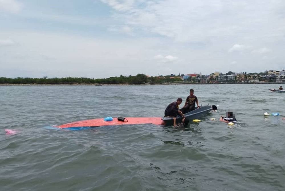 Sebuah bot pam yang dinaiki mangsa karam berhampiran perairan Kampung Puyut, Lahad Datu.