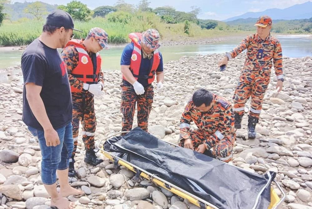 Mayat mangsa dibawa ke tebing sungai untuk diserahkan kepada pihak polis.