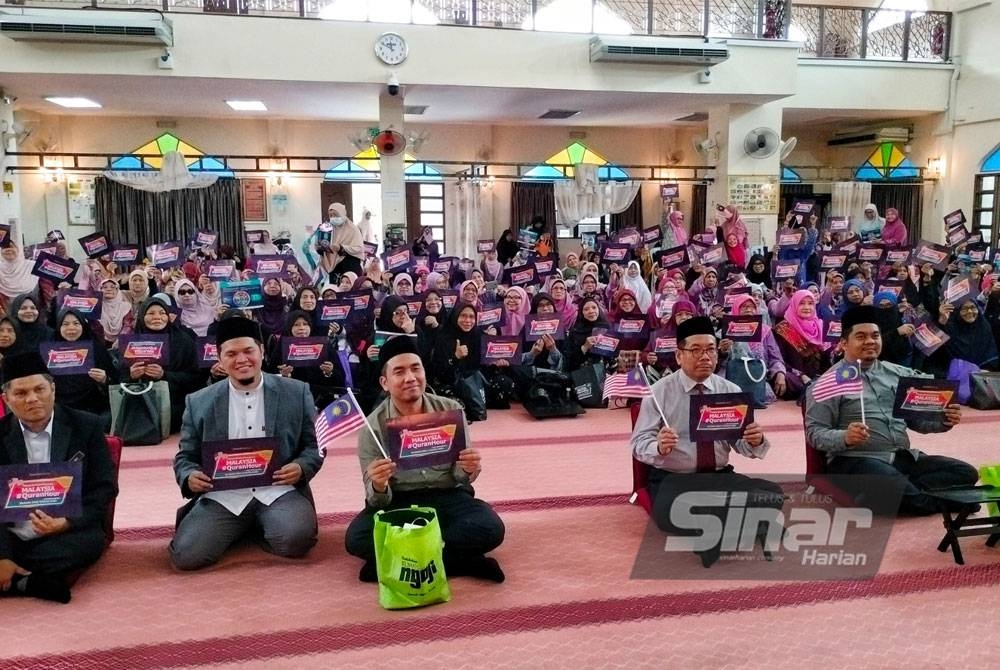 Badaruddin depan (empat dari kiri) bersama sebahagian peserta Malaysia #QuranHour peringkat negeri di Masjid Sayyidina Ali, Bukit Katil pada Rabu.