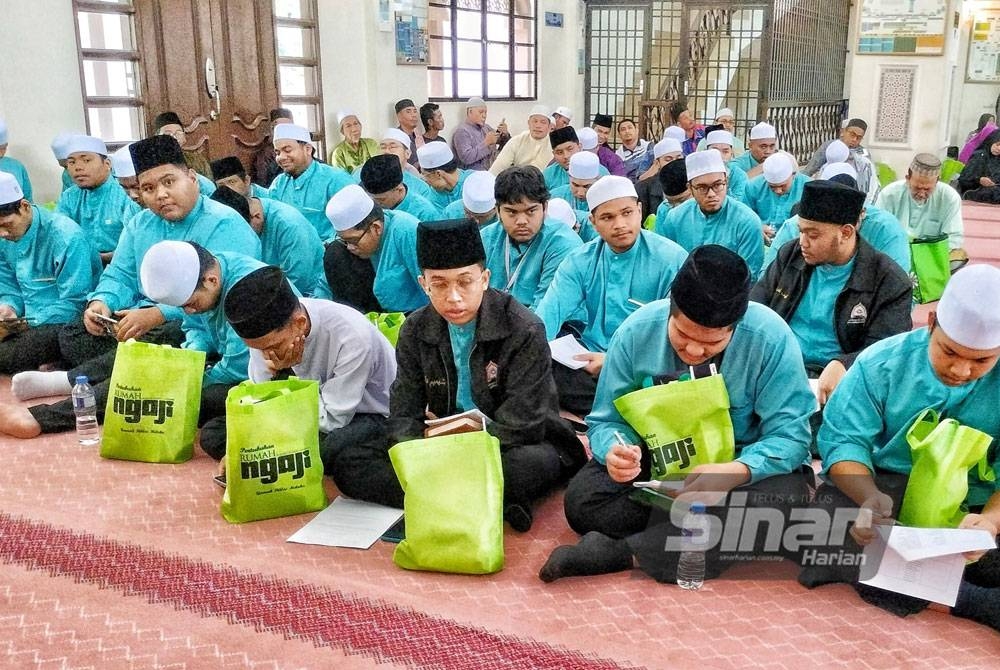 Sebahagian golongan muda yang turut menyertai program Malaysia #QuranHour di Masjid Sayyidina Ali, Bukit Katil pada Rabu.