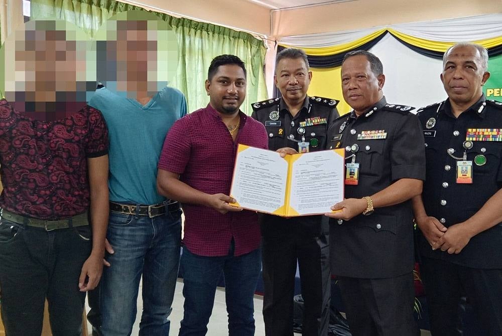 Zawari (dua dari kanan) menyerahkan sijil kepada salah seorang majikan yang mengambil bahagian dalam CSI bersama Jabatan Penjara Malaysia di Penjara Taiping.