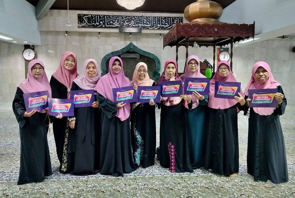 Rosiah (empat dari kiri) bergambar bersama sebahagian peserta Malaysia #QuranHour di Masjid Sultanah Bahiyah, Alor Setar pada Rabu.