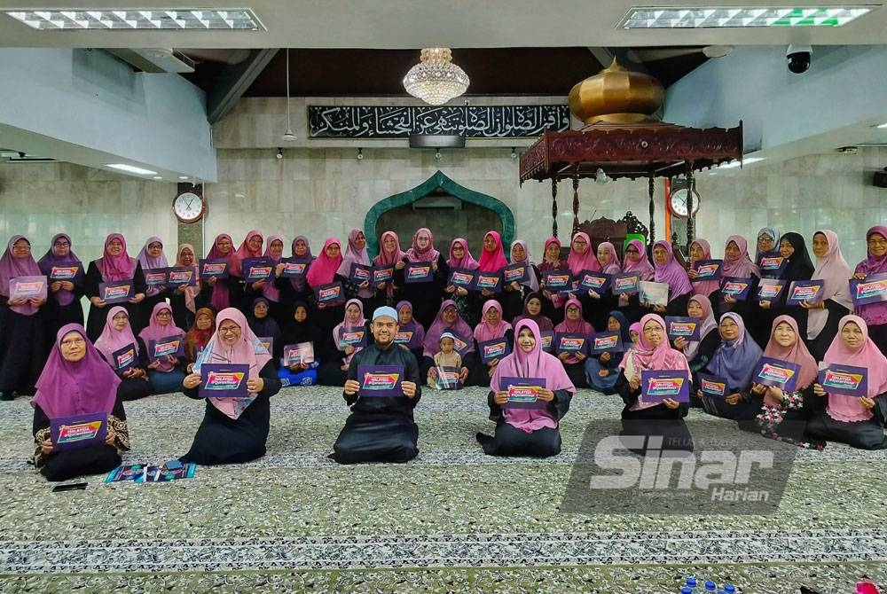 Peserta Malaysia #QuranHour bergambar setelah selesai bertadabur Surah Al-Insan di Masjid Sultanah Bahiyah, Alor Setar pada Rabu.