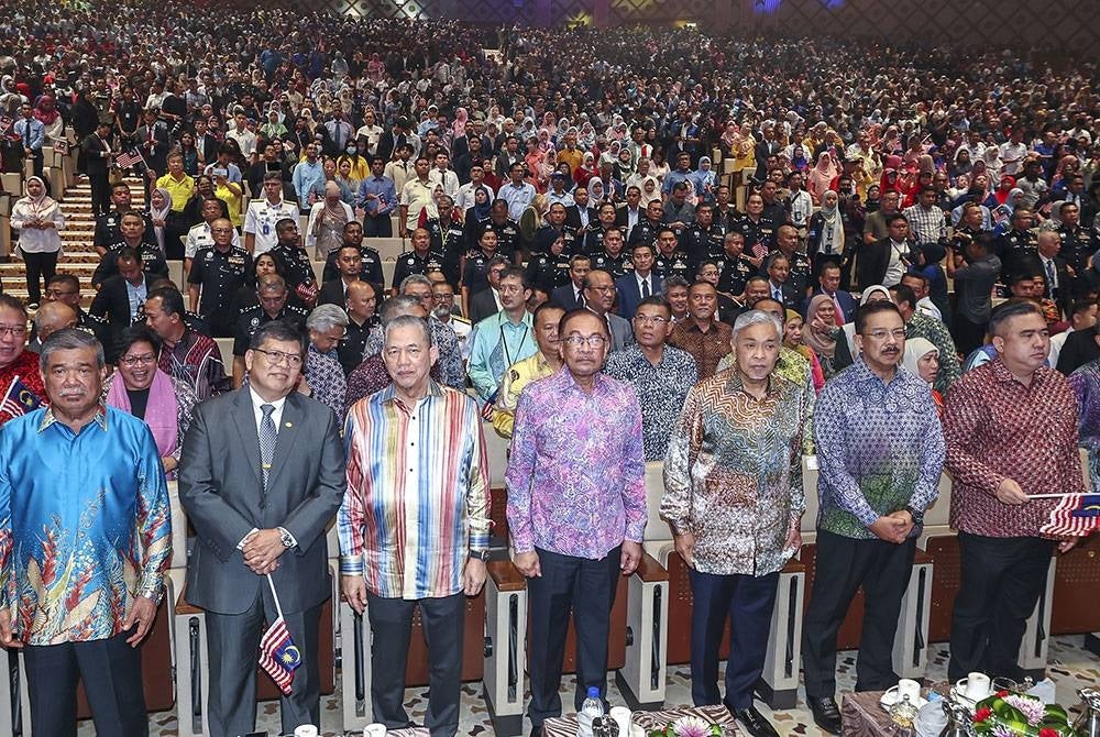 Anwar (tengah) bersama orang ramai semasa majlis Amanat Perdana Hari Kebangsaan di Pusat Konvensyen Antarabangsa Putrajaya (PICC) pada Rabu. - Foto Bernama