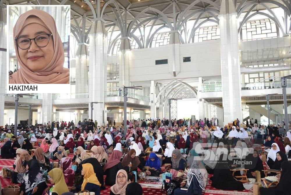 Suasana di dalam Masjid Tuanku Mizan Zainal Abidin di Putrajaya ketika program Malaysia #QuranHour pada Rabu. - FOTO MOHD RAFIQ REDZUAN HAMZAH