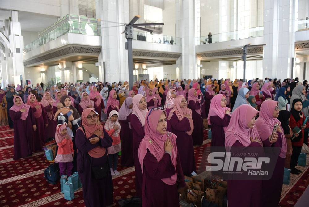 Sebahagian peserta yang menyertai program Malaysia #QuranHour di Masjid Tuanku Mizan Zainal Abidin, Putrajaya. - FOTO SINAR HARIAN/ASRIL ASWANDI SHUKOR.