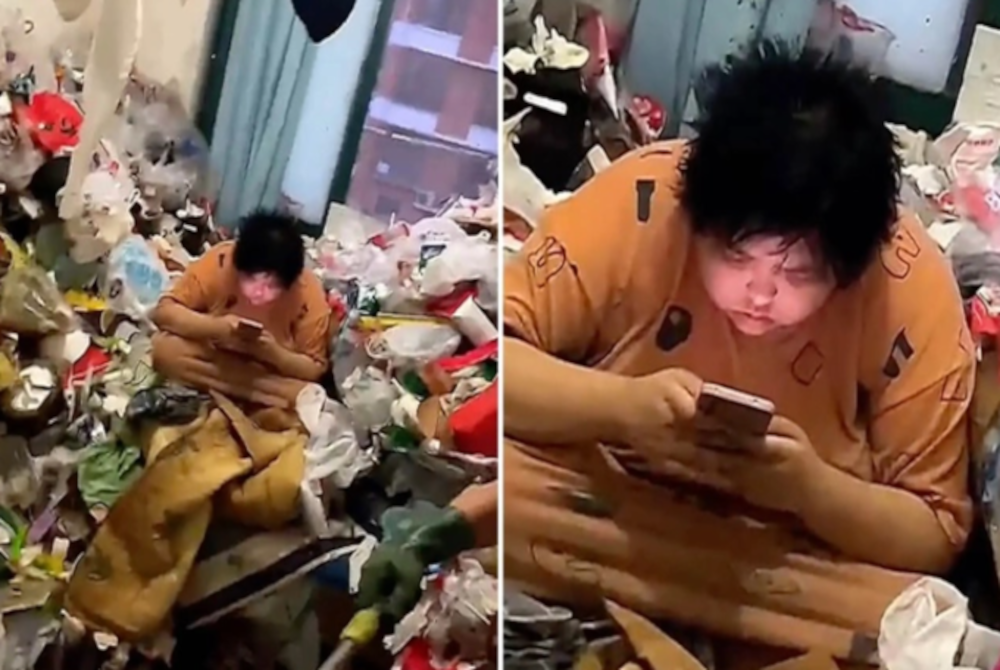 Gelagat penyewa wanita sedang bermain telefon atas longgokan sampah di apartment. - Agensi