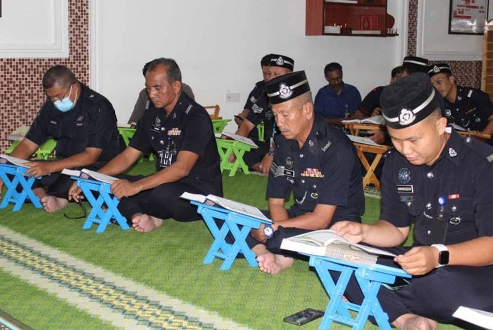 Antara pegawai dan anggota polis yang menyertai Malaysia #QuranHour di Surau Ibnu Yaakob IPK Pulau Pinang.